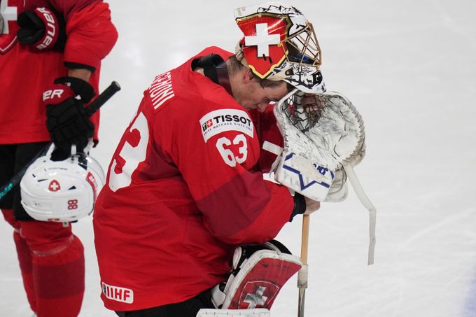 Chytá božsky, zlato nikde. Genoniho zmar nemá obdoby, utěšoval ho Ambühl: Strašně to bolí Chytá božsky, zlato nikde. Genoniho zmar nemá obdoby, utěšoval ho Ambühl: Strašně to bolí