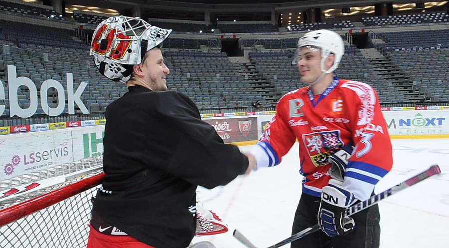 Redaktor Sportu František Suchan (vpravo) se vsadil s reprezentačním gólmanem Tomášem Pöpperlem