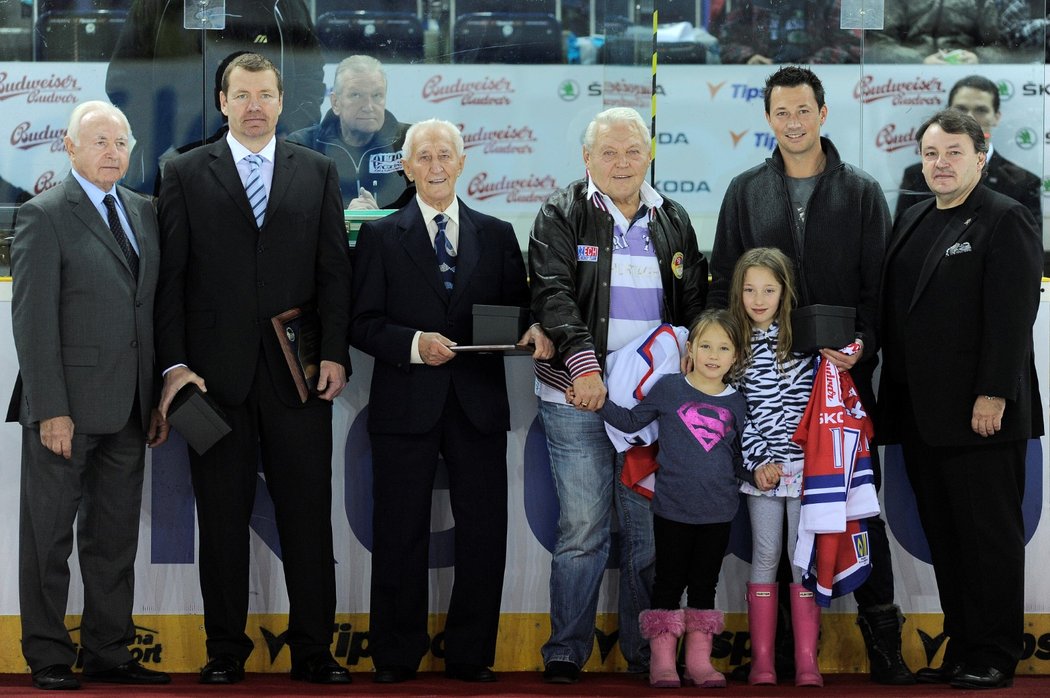 František Vacovský (třetí zleva) byl v roce 2012 uveden do Síně slávy českého hokeje