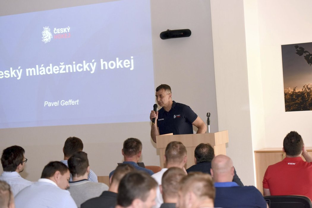 Kromě dalších trenérů a osobností z hokejového prostředí si vzal slovo i manažer akademií Pavel Geffert