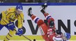 Po souboji se švédským obráncem Jonasem Ahnelövem se český útočník Dominik Kubalík ocitl na ledě, i tak se snažil odehrát kotouč