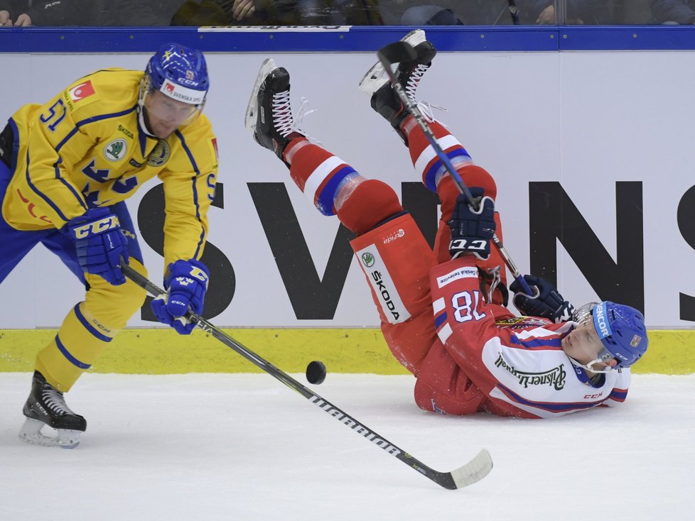 Po souboji se švédským obráncem Jonasem Ahnelövem se český útočník Dominik Kubalík ocitl na ledě, i tak se snažil odehrát kotouč