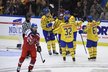 Český obránce Libor Šulák odjíždí na střídačku po pátém švédském gólu, který vstřelil Dick Axelsson