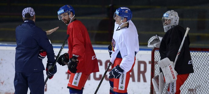 Trenér Josef Jandač vysvětluje na tréninku herní situaci Jakubu Klepišovi, přihlíží Jakub Krejčík