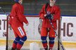 Plzeňští mladíci Michal Moravčík a Dominik Kubalík se smějí na tréninku národního týmu