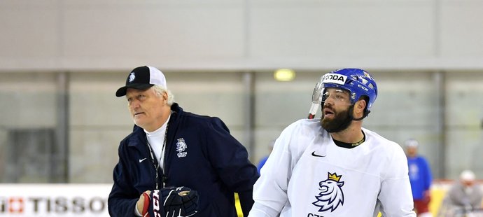 Trenér Miloš Říha (vlevo) a obránce Radko Gudas (vpravo) během tréninku českého národního týmu v Bratislavě