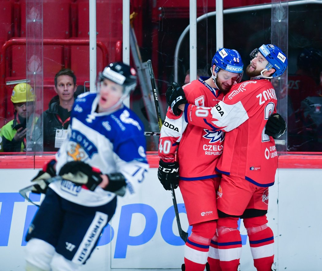 Tomáš a Hynek Zohornovi se radují z trefy do prázdné branky na 3:1 proti Finsku