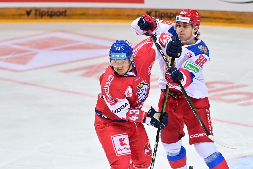 Český centr Jan Kovář bojuje před brankou s Maximem Šalunovem