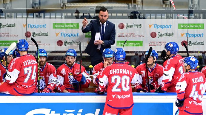 Filip Pešán během pauzy promlouvá ke svým svěřencům
