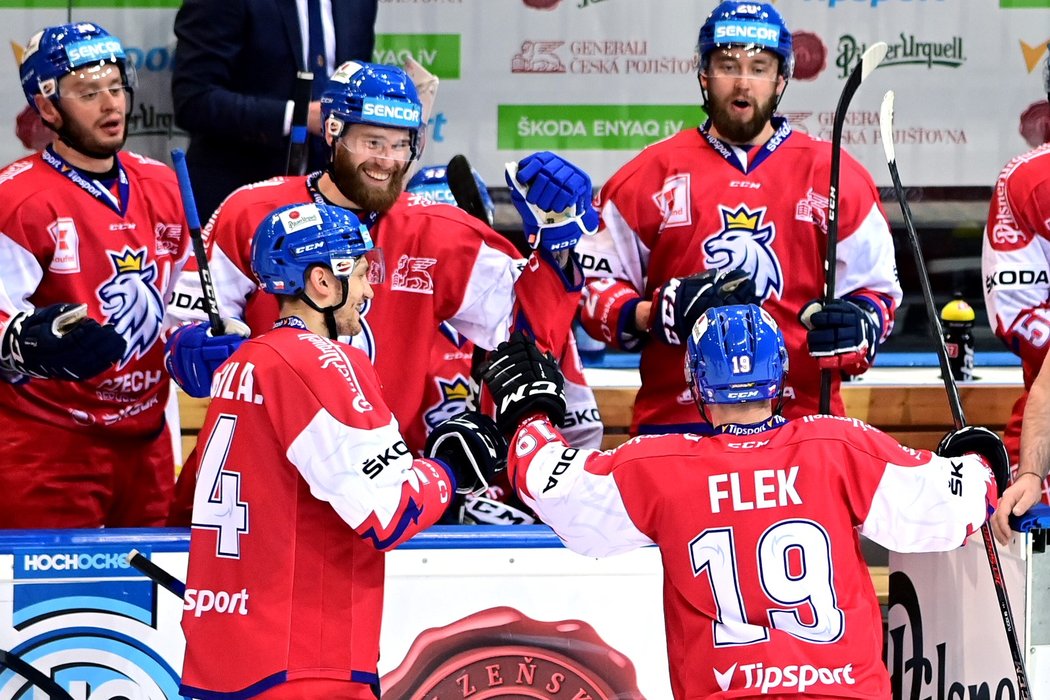 Čeští hokejisté se radují z potvrzení třetí branky Jakuba Fleka