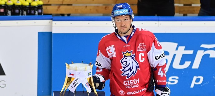 Kapitán Jan Kovář převzal po výhře nad Ruskem trofej pro vítěze Českých hokejových her