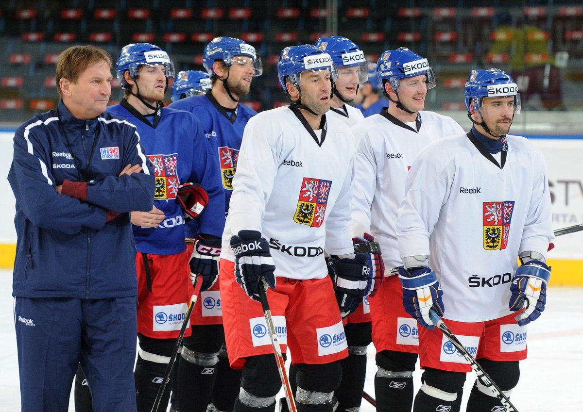 Alois Hadamczik a jeho svěřenci na tréninku národního týmu při Karjala Cupu v roce 2012