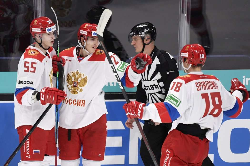 Ruští hokejisté se radují z první branky utkání, kterou vstřelil Rodion Amirov