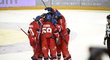 Čeští hokejisté se radují z jediné branky utkání proti Švýcarsku, kterou vstřelil Radan Lenc