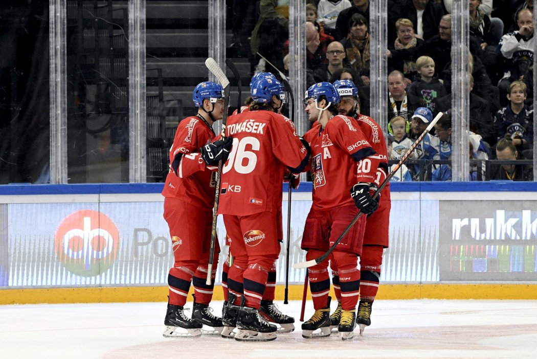 Čeští hokejisté se radují z gólu do sítě Finska