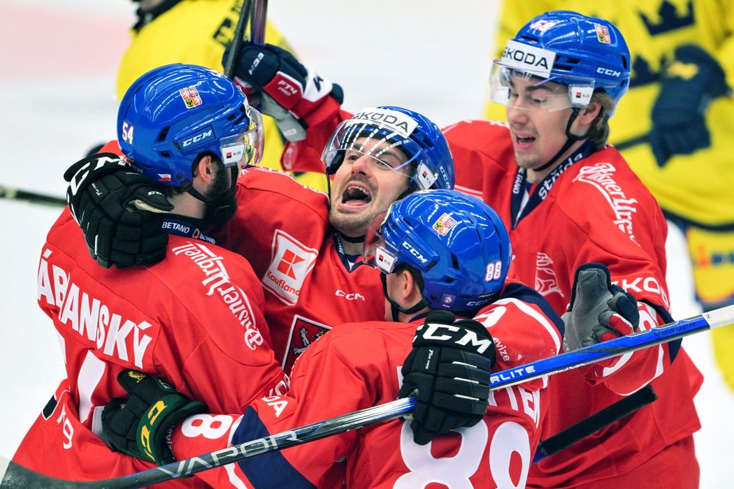 Čeští hokejisté se radují z třetí trefy proti Švédsku, kterou zařídil Jakub Flek