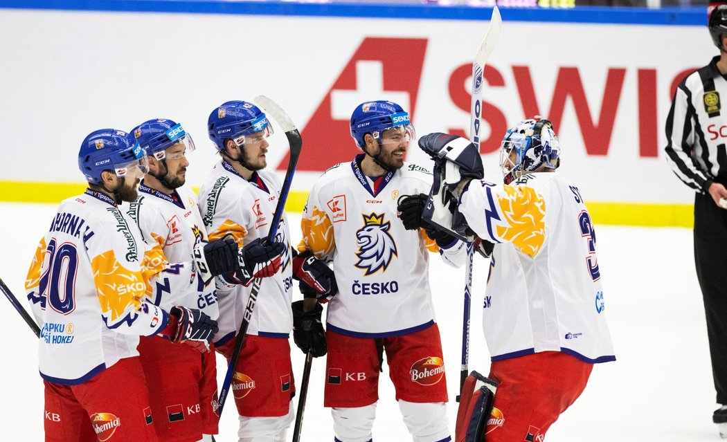 Čeští hokejisté se radují z výhry 2:1 v prodloužení nad Švýcarskem