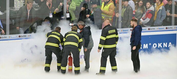 K řešení problému s ledem dorazili i hasiči, kteří se snažili urychlit zamrzání