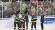 K řešení problému s ledem dorazili i hasiči, kteří se snažili urychlit zamrzání