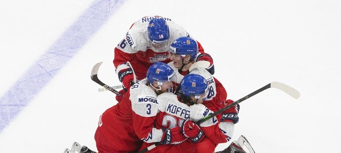 Čeští mladíci se radují z gólu do sítě Ruska