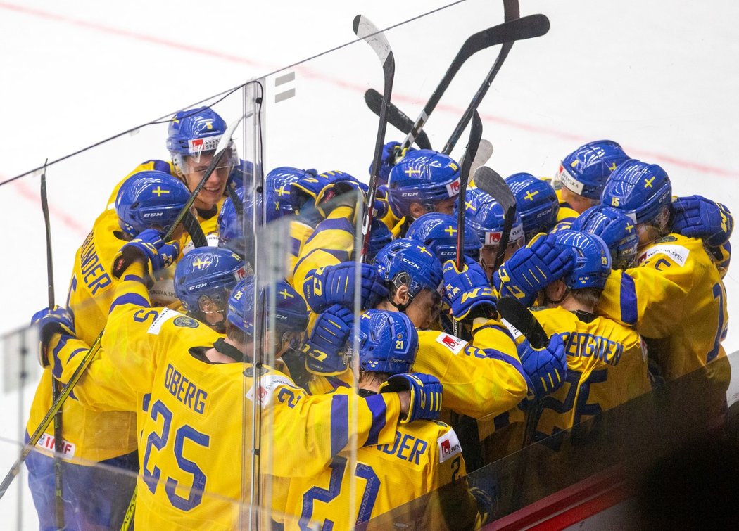 Švédští mladíci se radují z výhry 3:2 v prodloužení nad Finskem, v základní skupině vyhráli už 49 utkání v řadě