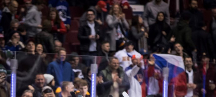 Je to tam! Čeští hokejisté se radují z první výhry na světovém šampionátu do 20 let, výhru nad Švýcarskem v prodloužení trefil obránce David Kvasnička