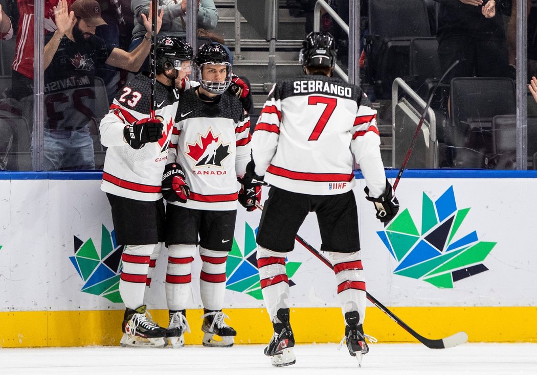 Kanadští hokejisté se radují z úvodní trefy utkání proti Lotyšsku, kterou vstřelil Connor Bedard