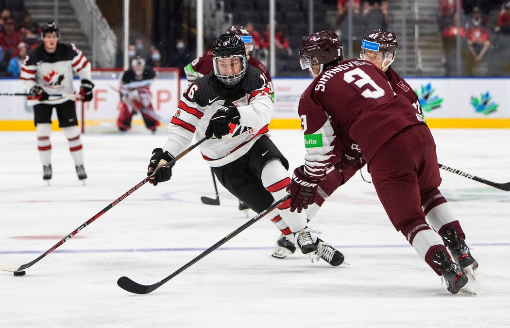 Connor Bedard proti Lotyšsku otevřel skóre, pak přidal ještě asistenci v přesilovce