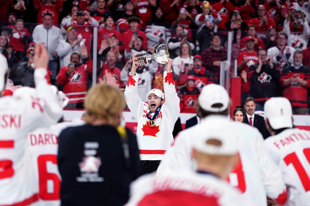 Kanadský kapitán Shane Wright zvedá trofej pro juniorské mistry světa