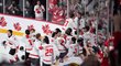Kanadští mladíci se radují po vítězném gólu v prodloužení finále proti Česku