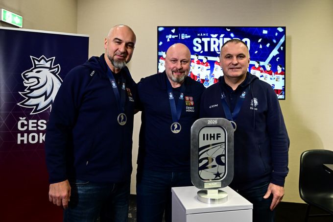 Návrat dvacítky z MS po dlouhé cestě. Ze smutného stříbra udělali veselou medaili Návrat dvacítky z MS po dlouhé cestě. Ze smutného stříbra udělali veselou medaili