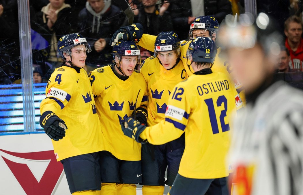 Jonathan Lekkerimäki a jeho spoluhráči se radují z gólu do sítě Švýcarska
