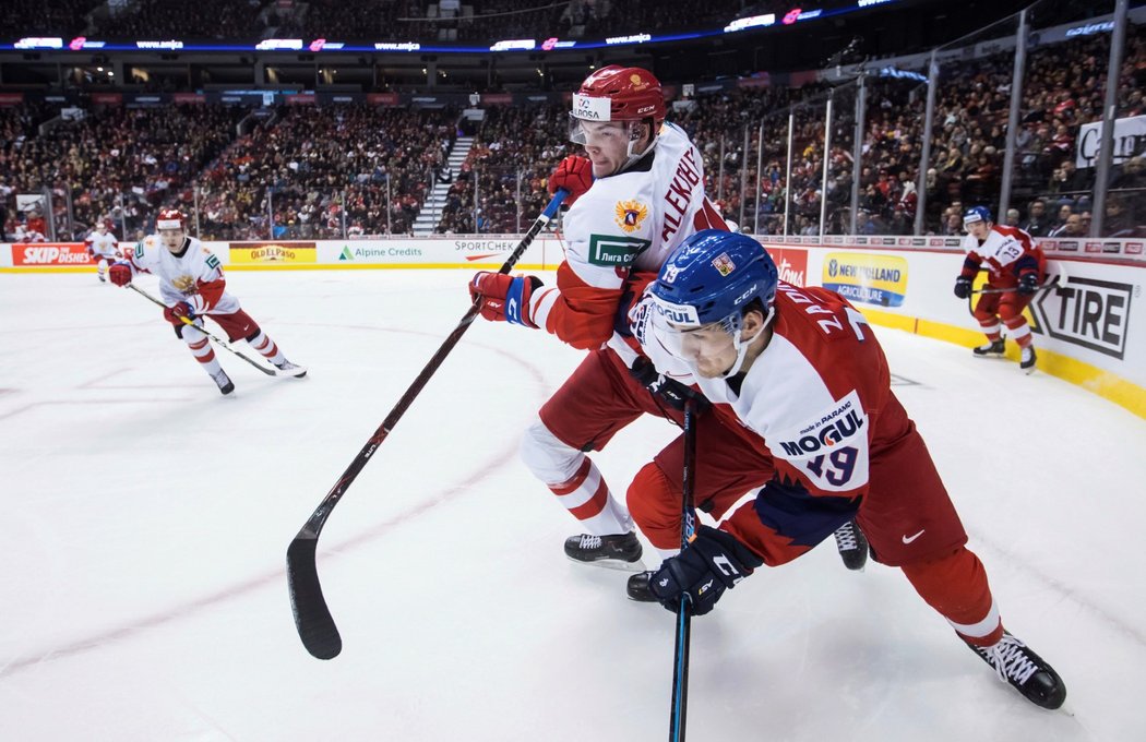 Hvězdný český útočník Filip Zadina se snaží pokrýt kotouč před ruským obráncem Alexandrem Alexejevem