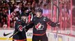 Kanadský kapitán Maxime Comtois se raduje z úvodní trefy utkání proti českým mladíkům