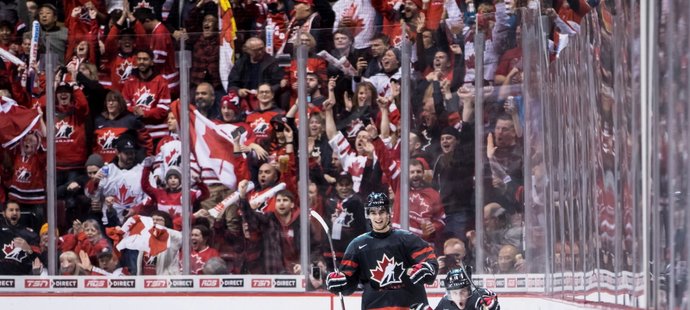 Kanadský útočník MacKenzie Entwistle se raduje ze své branky v utkání proti českým mladíkům