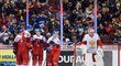 Čeští hokejisté se radují z jediného gólu v utkání proti Rusku, který šťastným způsobem zaznamenal Jáchym Kondelík