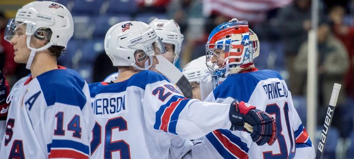 Hokejisté Spojených států amerických a Finska budou bojovat o zlato na mistrovství světa hráčů do 20 let ve Vancouveru.