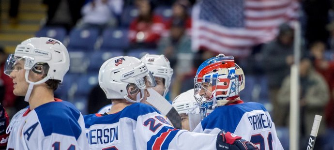 Američtí hokejisté do 20 let se radují ze čtvrtfinálové výhry nad Českem 3:1, v boji o finále se střetnou s Rusy