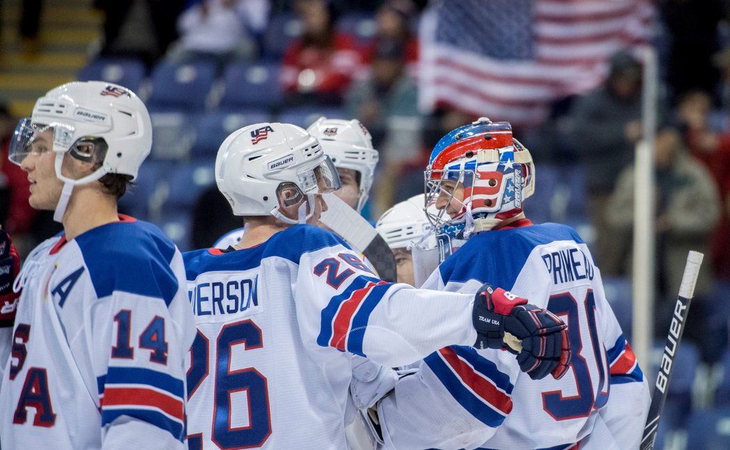 Američtí hokejisté do 20 let se radují ze čtvrtfinálové výhry nad Českem 3:1, v boji o finále se střetnou s Rusy