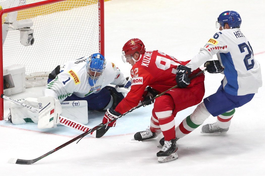 Jevgenij Kuzněcov si proti Itálii (10:0) připsal čtyři kanadské body, zároveň stihl učit soupeře při vhazování