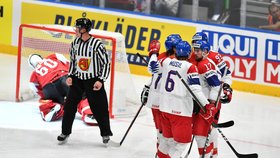 Čeští hokejisté se radují z třetí branky utkání proti Rakousku, kterou vstřelil Dominik Simon