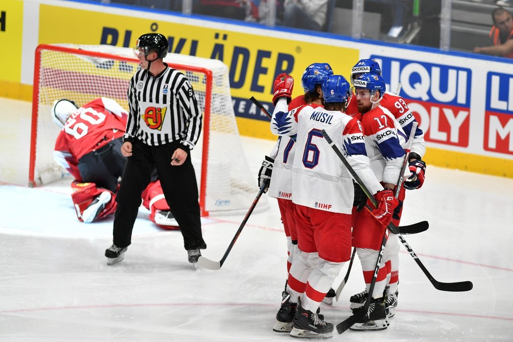 Čeští hokejisté se radují z třetí branky utkání proti Rakousku, kterou vstřelil Dominik Simon