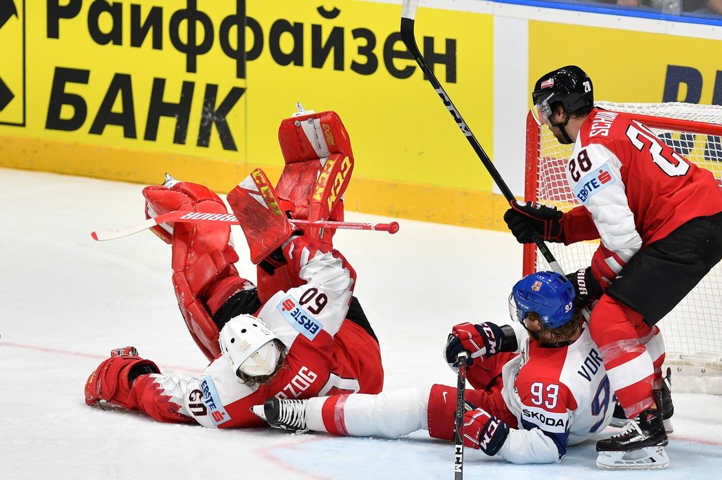 Za přispění rakouského obránce Martina Schumniga skončil Jakub Voráček v brankovišti Lukase Herzoga