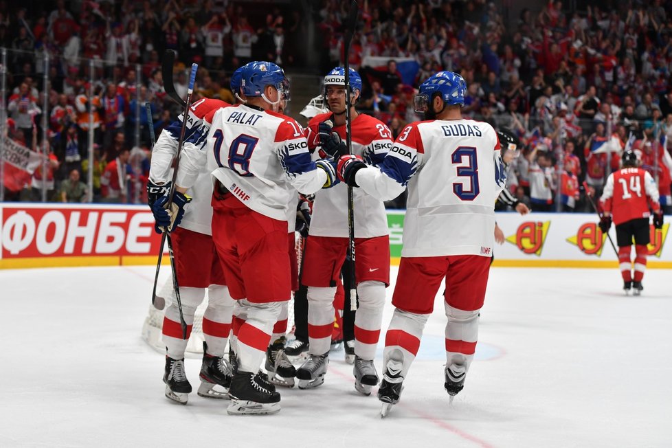 Čeští hokejisté se radují z druhého gólu proti Rakousku, který vstřelil Dominik Kubalík