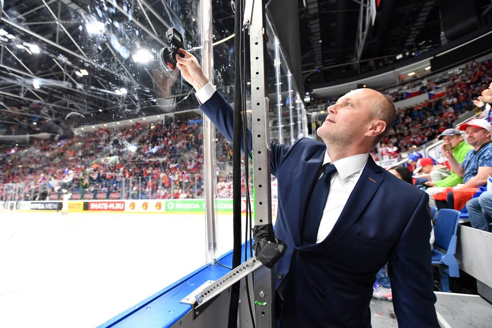 Český trenér brankářů připravuje před utkáním proti Rakousku kameru na plexisklo za záda Pavla Francouze