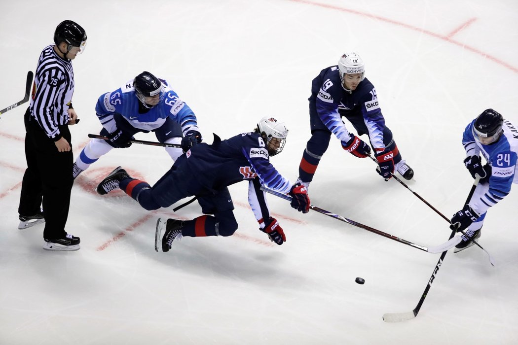 Souboj o puk dvou největších hvězd nadcházejícího draftu NHL: Američan Jack Hughes proti Kaapovi Kakkovi (vpravo)