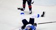 Mladá finská hvězda Kaapo Kakko se v utkání proti USA dostal do hodně nezáviděníhodné pozice na ledě