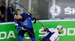 Francouzský útočník Valentin Claireaux nechtěně zasáhl hokejkou do hlavy finského útočníka Juhaniho Tyrväinena