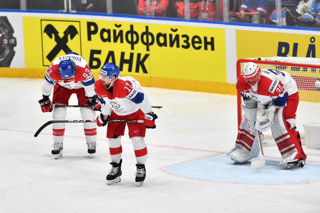 Čeští hokejisté smutní po druhé inkasované brance v utkání o bronz proti Rusku (MS 2019)