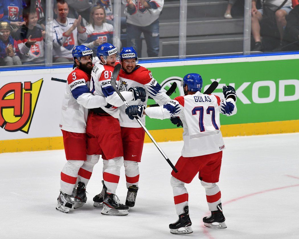 Obrovská radost zaplavila české hokejisty po obratu proti Rusku na 2:1, trefil se Dominik Kubalík